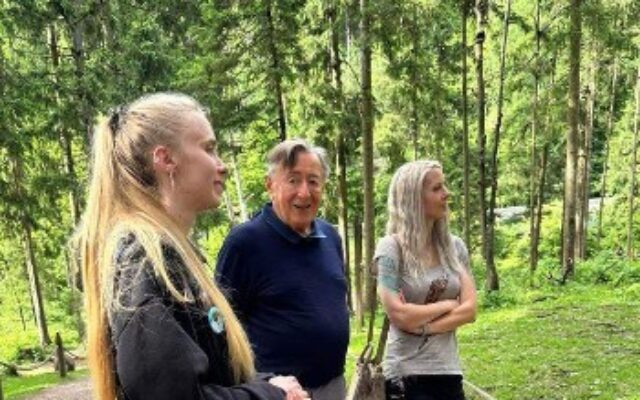 “Mör­tel” Lug­ner vor Hoch­zeit bei den Affen zu Gast