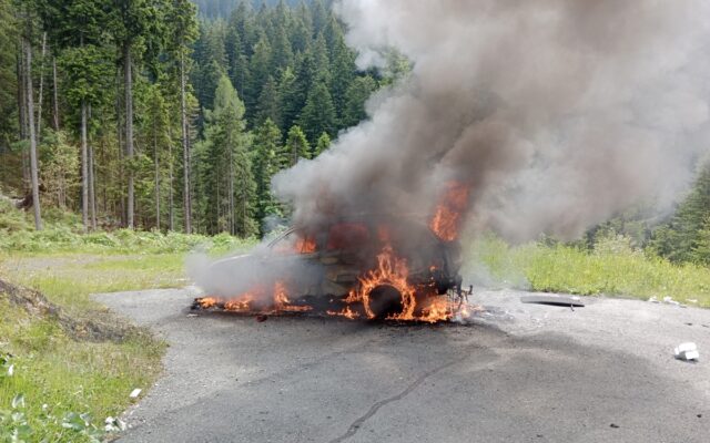 Hybrid-Fahr­zeug stand in Voll­brand