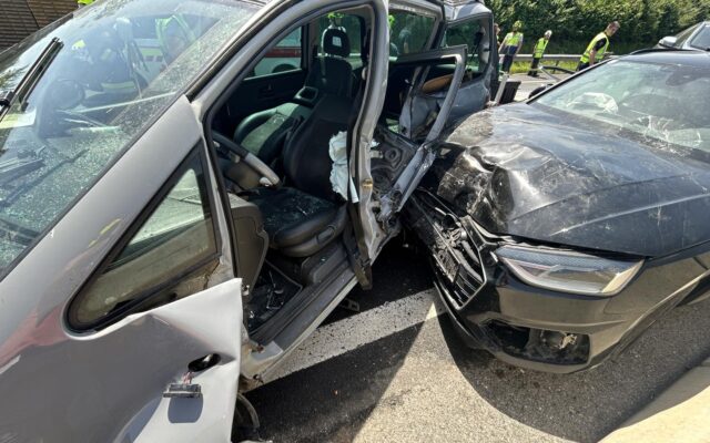 Unfall auf der A2: Feu­er­weh­ren befrei­ten Mann (25) aus Auto