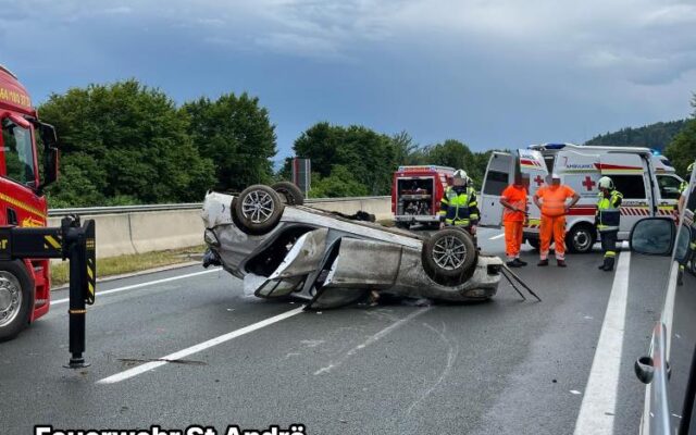 Drei Ver­letz­te: Auto über­schlug sich auf der A2