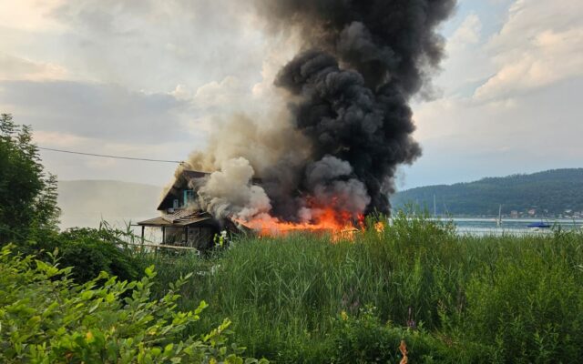 E‑Motorboot explodiert: Bootshaus in Flammen