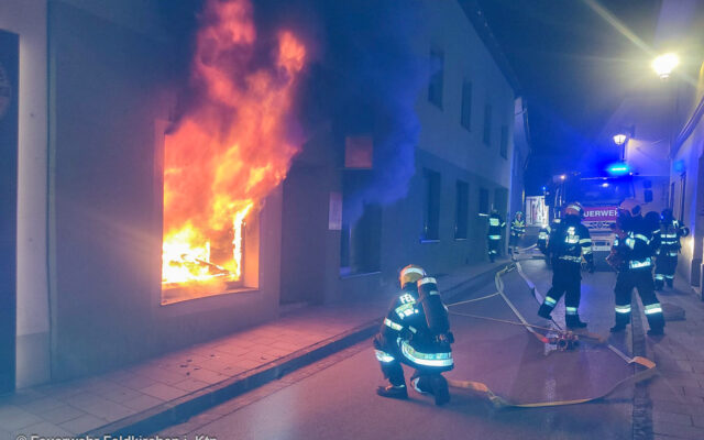 Poli­zei ver­mu­tet Brand­stif­tung in Feld­kir­chen