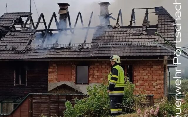 Elf Feu­er­weh­ren kämpf­ten gegen Haus­brand