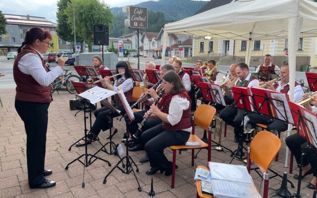 Däm­mer-Schop­pen sorg­te für Kirch­tags-Stim­mung