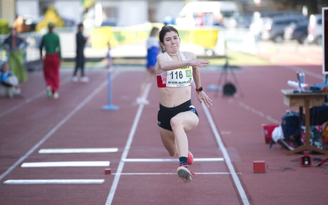 Elisabeth Bluch springt zu Gold