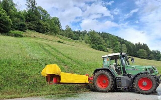 Landwirt bei Traktorabsturz aus Kabine geschleudert