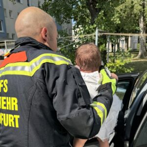 Scheibe eingeschlagen: Baby aus Auto befreit