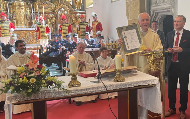 Stadtpfarrer mit Ehrenzeichen verabschiedet