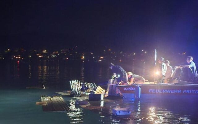 Floß mit Feu­er­werks­kör­pern im See ver­senkt