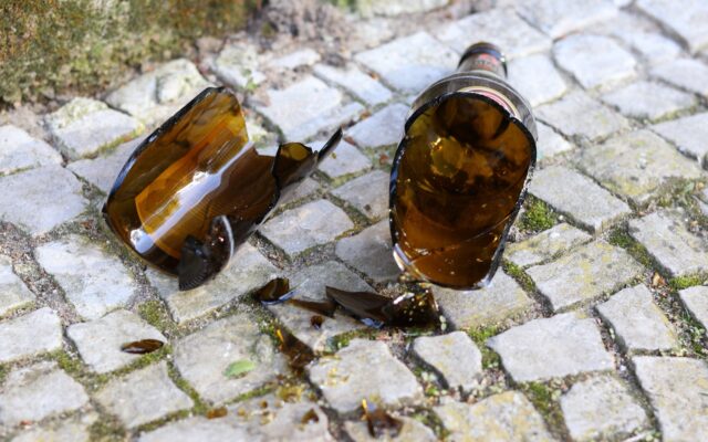 Opfer mit einer Bierflasche verletzt