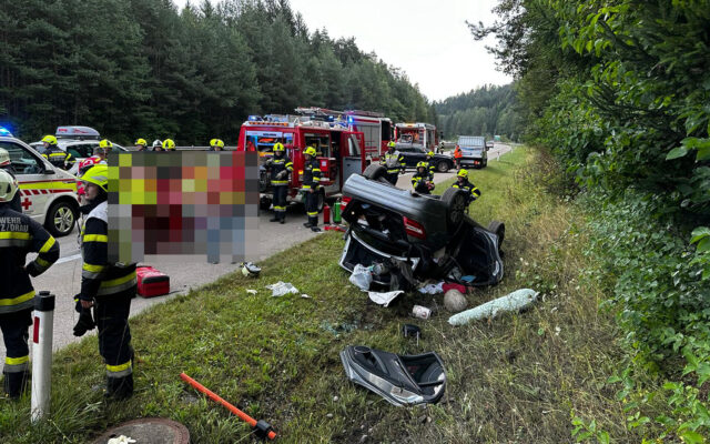 Familie bei Überschlag auf A10 verletzt