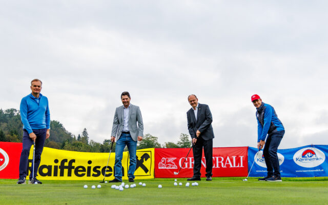 70 Medi­en­leu­te und ein wei­ßer Ball