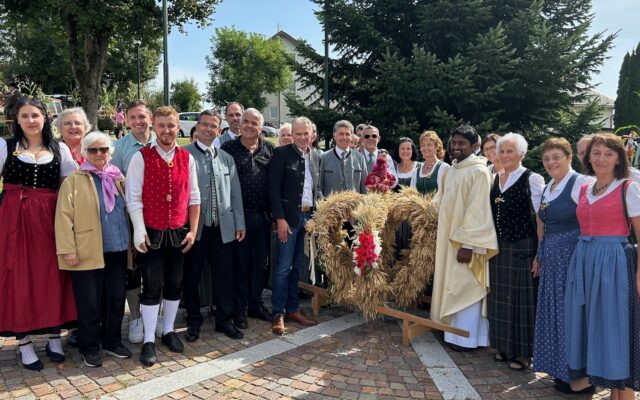 Ern­te­dank­fest mit neu­em Pfar­rer