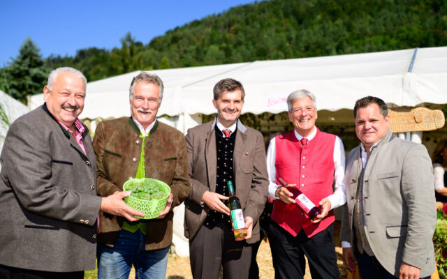 In Sit­ters­dorf traf der Wein auf die Sala­mi