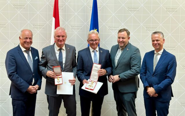 Günther Novak erhält goldenes Ehrenzeichen