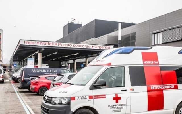 Fuß­gän­ge­rin von Auto erfasst und getö­tet