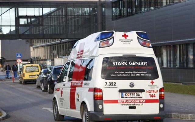 Bei Crash 4 Autos beschä­digt und 2 Per­so­nen ver­letzt