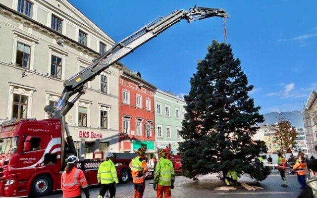 Der erste Weihnachtsbaum steht in Villach