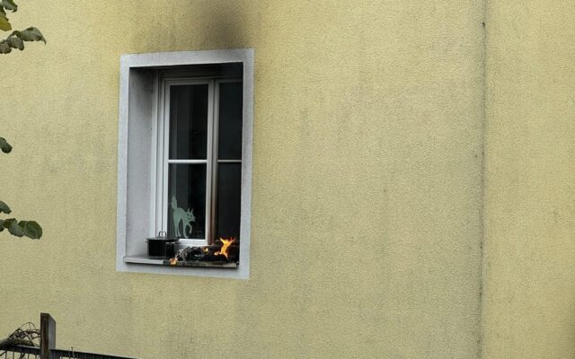 Woh­nungs-Brand: Berufs­feu­er­wehr im Ein­satz