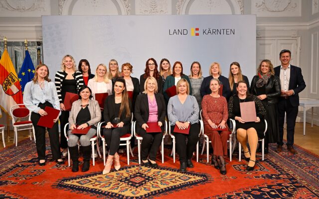 18 Klein­kind-Erzie­he­rin­nen erhiel­ten Zer­ti­fi­ka­te