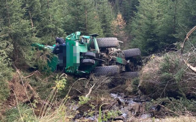Schot­ter­st­a­ße brach weg: Mit Häcks­ler abge­stürzt