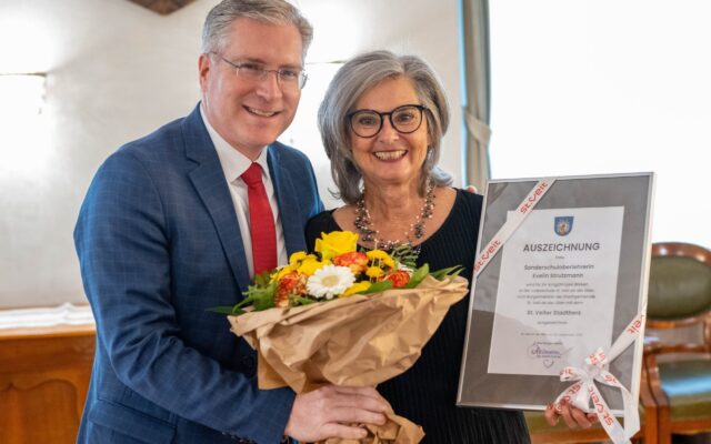 Eve­lin Strutz­mann erhält das „Stadt­herz“