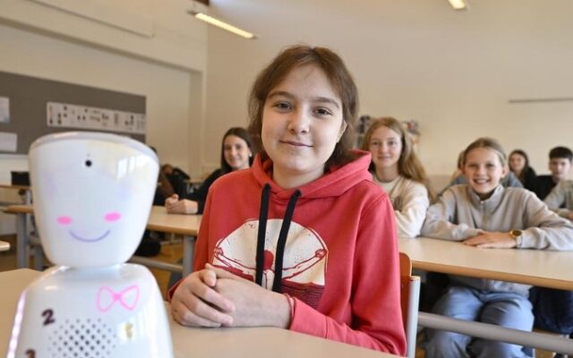 Ein Robo­ter drückt die Schul­bank