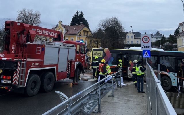 Linienbus durchbricht Brücken-Geländer