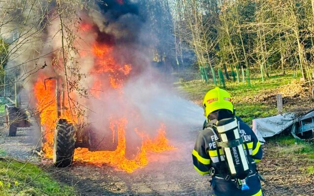 Brand­ein­satz in St. Kan­zi­an: Trak­tor stand in Voll­brand