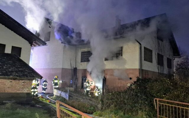 Brand in St. Jakob/Rosental: Feu­er­wehr-Mann ver­letzt