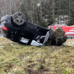 A10: Auto mit drei Personen überschlagen