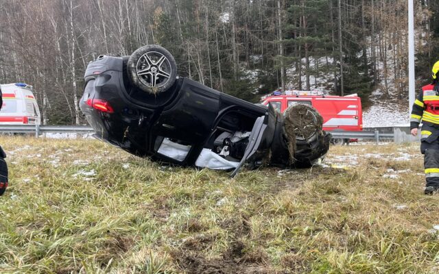 A10: Auto mit drei Personen überschlagen
