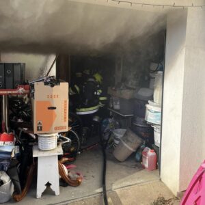 Bub (10) wollte Nachheizen: Altpapier geriet in Brand