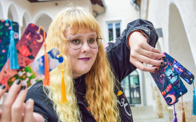 Künst­le­ri­sche Kon­tras­te in der Stadt­bü­che­rei