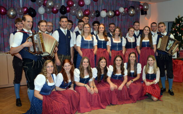 Volkstanz-Gruppe feiert Weihnachten