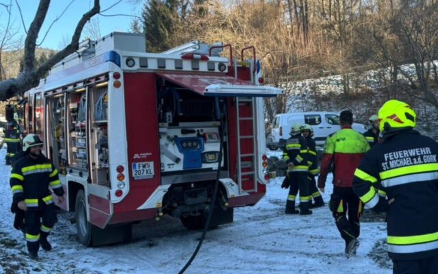 Vier Feu­er­weh­ren im Brand-Ein­satz