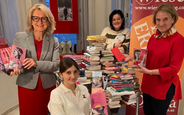 Bücher-Spende für Veldener Bibliothek