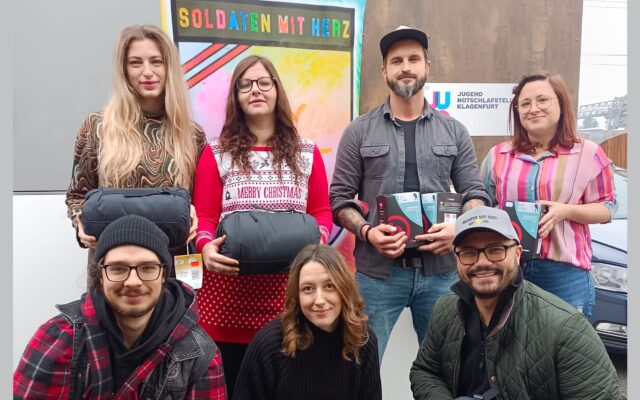 Soldaten mit Herz spenden Schlafsäcke