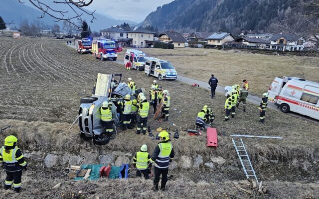 Schwer­ver­letz­te nach Unfall in Tref­fen