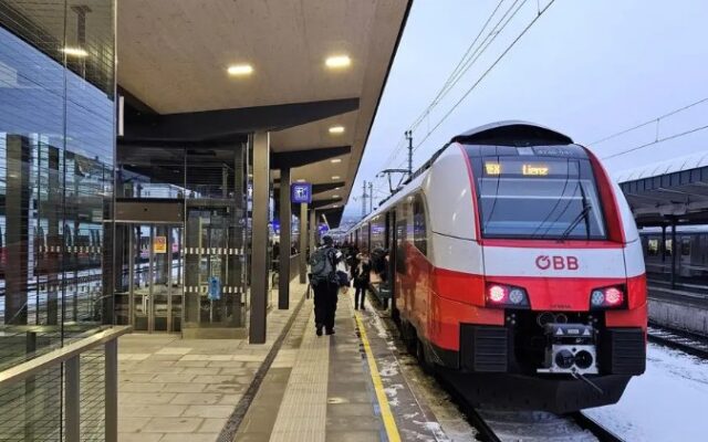 Frau in Hal­te­stel­le von Zug erfasst