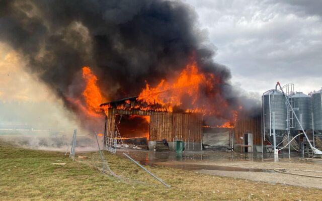 Feu­er­wehr-Groß­ein­satz: Puten­stall stand in Voll­brand