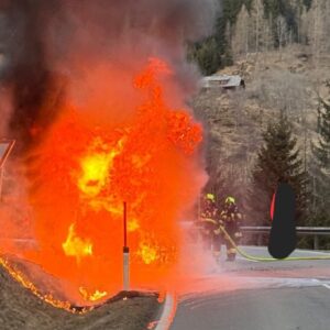 Rechtzeitig angehalten: Auto geriet in Vollbrand