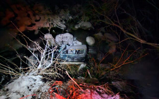 Schwer alko­ho­li­siert: 80 Meter mit Auto abge­stürzt
