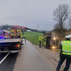 Moosburg: Auto landete im Seitengraben