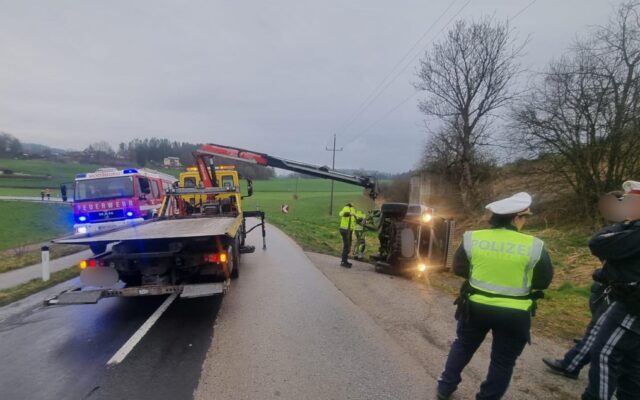 Moosburg: Auto landete im Seitengraben
