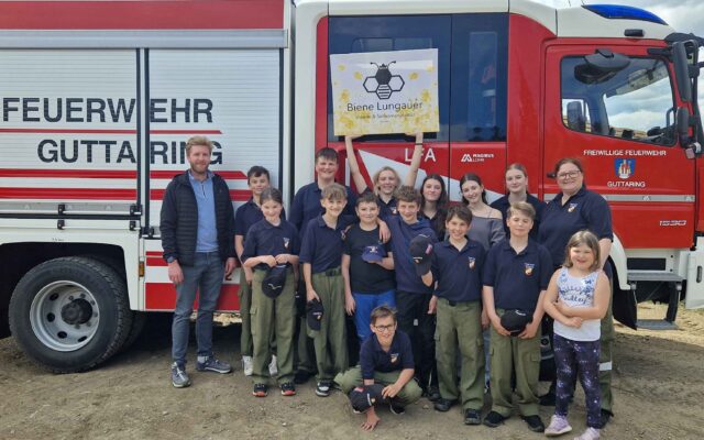 Jugend-Feu­er­wehr schützt Bie­nen