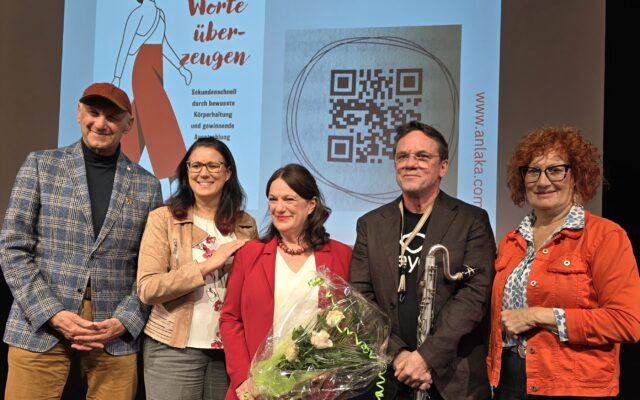 Latrit­sch-Karl­bau­er: „Ohne Wor­te über­zeu­gen“