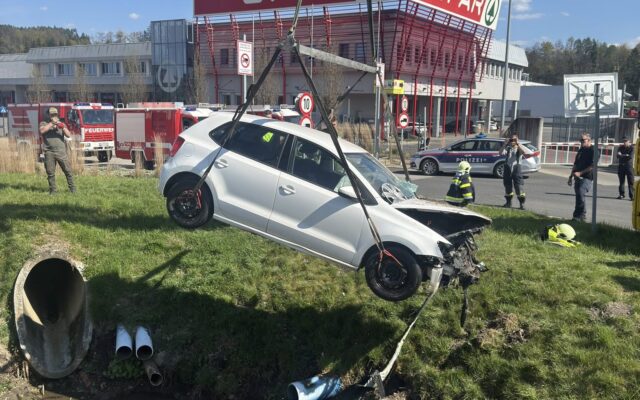 Auto landete im Straßengraben