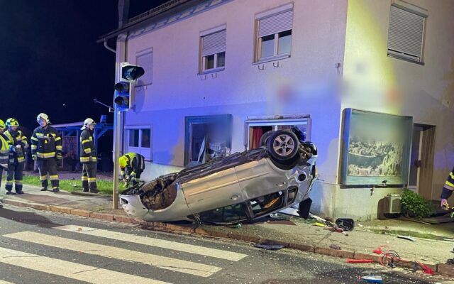 Alkoholisiert (28): Auto auf Fahrzeugdach geschleudert