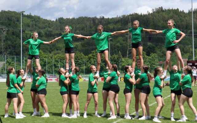 Cheer­lea­ding Team sorgt für Begeis­te­rung